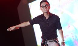 Hàng chục ngàn khán giả 'phát cuồng', hòa giọng theo Trúc Nhân