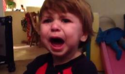 'Tuyệt chiêu' ăn vạ bất thành của bé