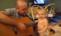 Bé 'quẩy' tưng bừng khi nghe bố đàn