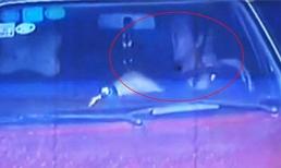 Điếng người phát hiện thầy giáo 'yêu' nữ sinh ngay trên xe