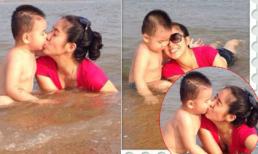 Con trai Quách Ngọc Ngoan hôn mẹ tình cảm trên bãi biển