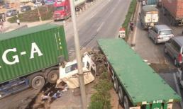 Hai xe container đấu đầu, tài xế nguy kịch
