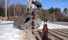 Khó tin với khả năng xếp hình siêu chuẩn của... máy cẩu