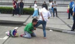 Tỏ tình bị từ chối, chàng trai ôm chân bạn gái van nài