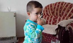Giật mình cảnh cha cổ vũ con trai 3 tuổi hút thuốc