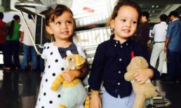 Cặp sinh đôi nhà Hồng Nhung mải mê ôm gấu tại sân bay