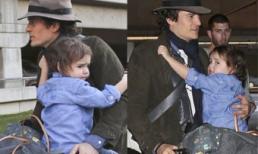 Flynn "ngại ngùng" vì paparazzi, ôm chặt bố "cầu cứu"