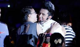 Đan Trường liên tiếp bị "cưỡng hôn"