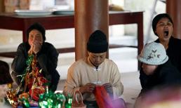 Đội sắp lễ ở đền Bà Chúa Kho ngồi ngáp chờ khách