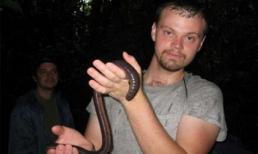 Rùng mình giun đất dài 2m ở Úc