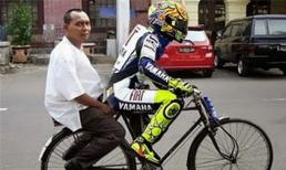 Cưỡi "vỡ bụng" với những người châu Á hài hước