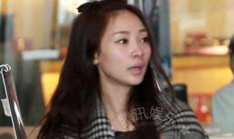 Liễu Nham lộ mặt mộc phờ phạc ở sân bay