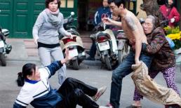 Con cầm kéo đánh mẹ giữa phố, dân không dám can ngăn