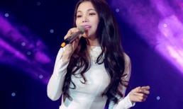 Trà Ngọc Hằng rực rỡ áo dài xuân hát trong đêm từ thiện