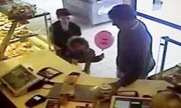 Bố tàn nhẫn rạch đôi họng con trong lúc say rượu