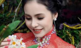 Diễn viên Hạ My đẹp rạng rỡ giữa vườn xuân