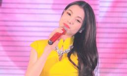 Trà Ngọc Hằng bất ngờ 'lột áo' giữa sân khấu