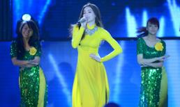 Hồ Ngọc Hà diện áo dài vàng rực như "đóa mai"