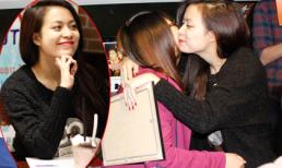 Hoàng Thùy Linh ôm hôn fan nữ trong buổi Offline tại Hà Nội
