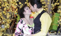 Vũ Hoàng Việt và người yêu tỷ phú ôm hôn nhau giữa phố Tết