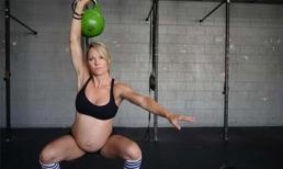 Sốc với hình ảnh bà bầu gần 9 tháng vẫn... tập tạ!