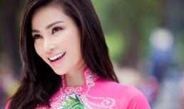 Hoa hậu MyNa Lê đẹp rực rỡ trên phố với áo dài xuân