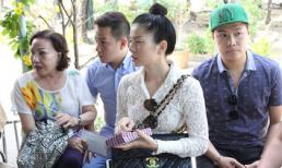 Lệ Quyên mặt mộc đi mừng Tết sớm cho nghệ sĩ già