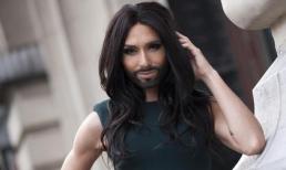 "Nữ ca sỹ" có râu khoe dáng thon trên phố