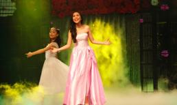 Hiền Thục lạ lẫm với váy hồng hát mừng xuân 