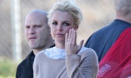 Britney Spears khoe nhẫn đính hôn?