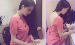 Ngọc Trinh gợi cảm ngay cả khi ngồi trong góc làm việc