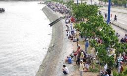 Hàng trăm người xem vớt xác thanh niên nhảy cầu