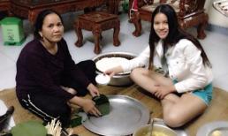 "Gái quê" Lê Thị Phương mặt mộc, phụ mẹ gói bánh chưng chuẩn bị tết