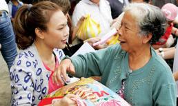 Mỹ Tâm giản dị cùng bố mẹ về thăm quê ngoại