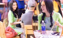 Lý Nhã Kỳ cười hớn hở đi ăn vỉa hè cùng bạn bè