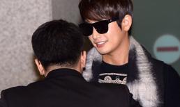 Park Shi Hoo được "săn đón" tại sân bay khi về Hàn đón Tết