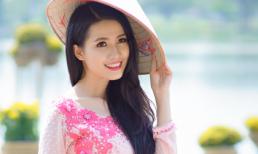 Phan Thị Mơ đẹp rạng ngời giữa khung cảnh sông nước vào xuân