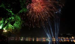 Những khoảnh khắc trong đêm giao thừa ở Hà Nội