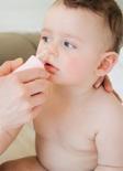 Hút mũi cho trẻ thường xuyên có hại không?