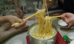 Mì tôm đang 'đầu độc' cả thế hệ sinh viên