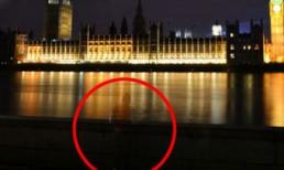 "Sởn da gà" với bóng ma rõ mồn một trước sông Thames