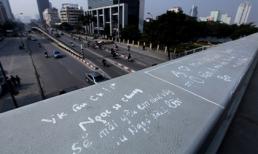 Cầu Hà Nội bị "bủa vây" bởi những lời tỏ tình cháy bỏng