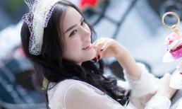 Lý Nhã Kỳ dịu dàng như tiểu thư trên ban công