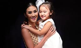 Chân dài Trâm Anh bất ngờ “bế con” lên sân khấu