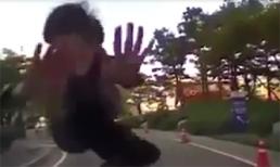 Hãi hùng cậu bé bay lên capô ô tô