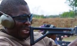 Hài hước cảnh vừa tập bắn vừa luyện răng