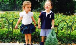 Hai con Hồng Nhung hào hứng xách rau muống đi chơi vườn thú