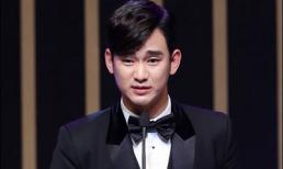 Kim Soo Hyun nghẹn ngào khi đại thắng tại LHP truyền hình Hàn Quốc