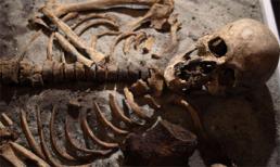 Kinh hãi phát hiện hài cốt ma cà rồng bị xuyên thủng tim