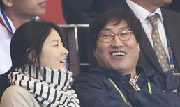 Mỹ nhân 'Dae Jang Geum' giản dị cùng chồng đi xem bóng đá